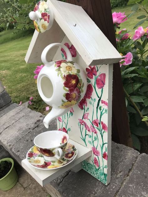 Teacup Birdfeeder, Bloxburg Kitchen Ideas Modern, Teapot Birdhouse, Bloxburg Kitchen Ideas, Back Porch Ideas Farmhouse, Mobile Home Back Porch Ideas, Kitchen Ideas Apartment, Mobile Home Back Porch, Steampunk Bird