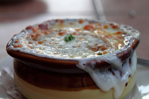 Heartwarming Slow Cooker French Onion Soup. {Vegetarian Recipe} Crock Pot French Onion Soup, Vegetarian French Onion Soup, Crockpot French Onion Soup, Kitchen Torch, French Onion Soup Recipe, Onion Soup Recipes, Butter Crock, Vegetarian Crockpot, Soup Crocks