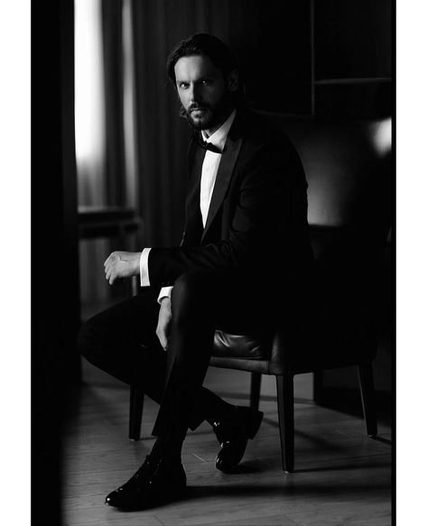 Editorial Groom Photos, Groom Portraits Poses, Groom Photos Poses, Groom Getting Ready Pictures, Marriage Poses, Groomsmen Wedding Photos, Groom Wedding Pictures, Groom Prep, Groom Wedding Photography