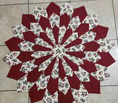 Triple Layer Dresden Plate Table Topper 30" diameter Round Table Toppers Patterns Free, Round Table Topper Patterns, Dresden Plate Tutorial, Modern Machine Quilting, Dresden Plate Patterns, Quilted Table Runners Christmas, Dresden Plate Quilts, Dresden Quilt, Table Topper Patterns