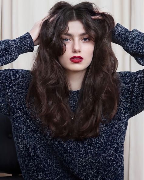 Zoia Mossour Aesthetic, Zoia Mossour, Hair Pale Skin, Beauty Makeover, Pale Skin, Dark Brown Hair, Dream Hair, 가을 패션, Brown Eyes