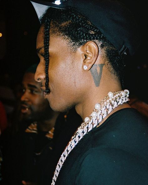 PRETTY FLACKO no Instagram: “ROLLIN LOUD 2019 🔥🤘🏾THANK U NYC” Rocky Tattoo, Vlone Clothing, Rocky Blue, Lord Pretty Flacko, V Tattoo, Pretty Flacko, Red Pendants, Asap Rocky, American Rappers