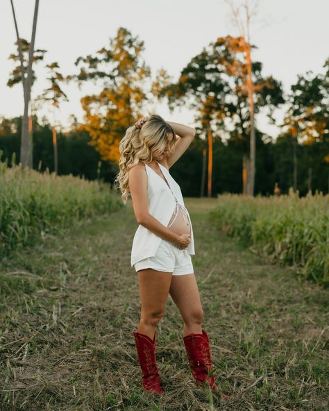 Kayla & Zane, soon to be party of three.. 🍂🌾 #maternity #smalltownphotographer #texas #texasphotographer #houstonphotographer #couplephotoshoot #couplephotographer Maternity Shoot, Pregnancy Shoot, Couples Photoshoot, Texas, Photographer, Boots, Quick Saves