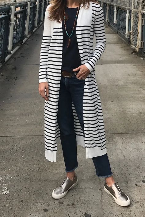 Style A Long Cardigan, Maxi Cardigan Outfit, How To Wear A Long Cardigan, Outfit With Long Cardigan, Stripe Cardigan Outfit, Duster Cardigan Outfit, Style Long Cardigan, White Cardigan Outfit, Long Shirt Outfits