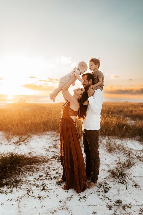 Family Photoshoot at Siesta Key by Cassie Lee Photography Family Beach Pictures Poses, Beach Photoshoot Family, Family Beach Session, Beach Photography Family, Family Beach Portraits, Beach Week, Beach Photo Session, Family Photoshoot Poses, Family Photoshoot Outfits