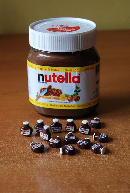 A plethora of pin-sized Nutellas. / 29 Adorably Tiny Versions Of Normal-Sized Things Mini Craft, Tiny World, Tiny Food, Barbie Diy, Miniature Crafts, Mini Things, Mini Foods, Cute Little Things, Clay Charms