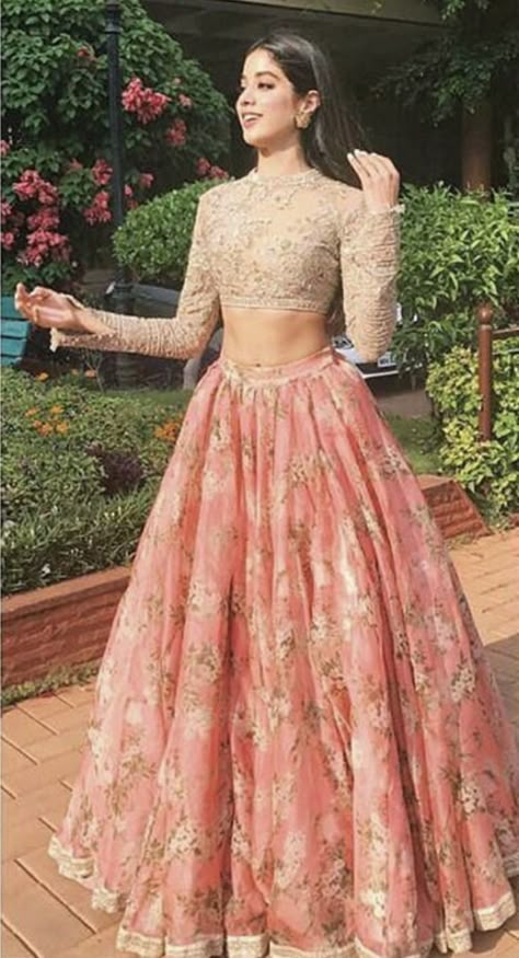 Sabyasachi Prom Dress Indian, Reception Suits, Brokat Modern, Orang India, डिजाइनर कपड़े, Dress With Sleeve, Jhanvi Kapoor, Sabyasachi Lehenga, Indian Outfits Lehenga