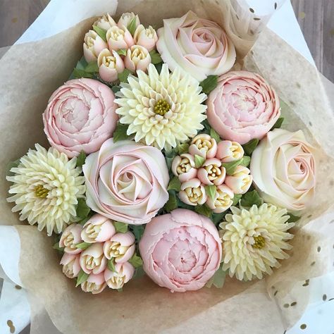 Russian Tips Cupcakes, Russian Tips, Fancy Treats, Cupcake Flower Bouquets, Cupcake Flowers, Cupcake Flower, Wisteria Wedding, Cupcake Bouquets, Pretty Cake