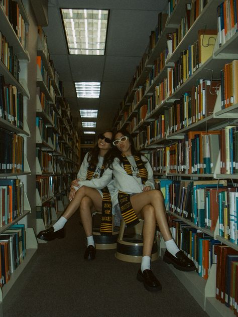 Library Graduation Pictures, Grad Friends Photoshoot, Duo Grad Pics, Cute Grad Pics With Friends, High School Grad Pics With Friends, Bestfriend Graduate Photoshoot, Graduation Pose, Grad Pictures, 2 Friends