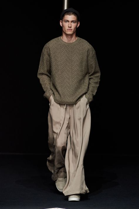 Emporio Armani - Spring 2024 Menswear https://www.vogue.com/fashion-shows/spring-2024-menswear/emporio-armani/slideshow/collection#33 Aesthetic Male Outfits, Armani Menswear, 2024 Menswear, Taupe Fashion, Emporio Armani Men, 2000 Fashion, Menswear Runway, Peach Fuzz, Menswear Fashion Show