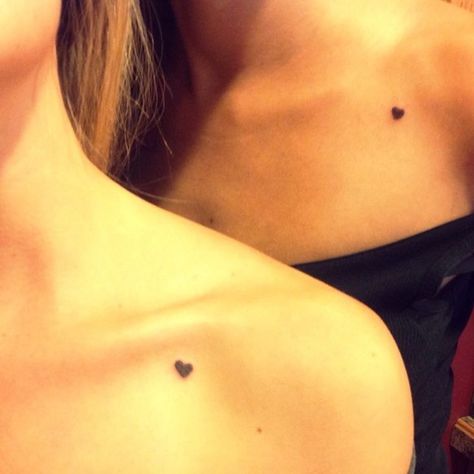 27 Heart-Melting Sister Tattoos, this might be someting to consider I am a bit afraid of the needle... Tiny Heart Tattoos, Tattoo Placements, Small Heart Tattoos, Tattoo Trend, Small Girl Tattoos, Bff Tattoos, Friendship Tattoos, Cute Small Tattoos, Mother Daughter Tattoos