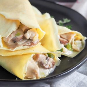 Crepe Recipe Savory, Mushroom Crepe, Chicken Crepes, Crepes Filling, Leftover Chicken Recipes, Savory Crepes, Warm Food, Leftovers Recipes, Chicken Dinner Recipes