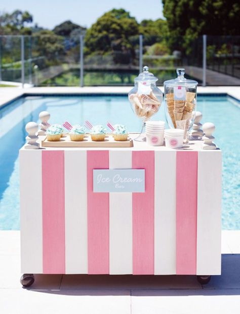 12 Ways to Throw the Coolest Retro Pool Party in Town - Brit + Co Bea Lubas, Retro Pool Parties, Pink Flamingo Pool, Flamingo Pool Parties, Buffet Dessert, Dessert Original, Flamingo Pool, Food Blogging, Ice Cream Bar