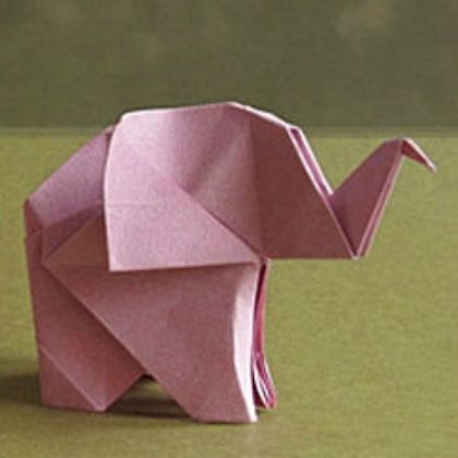 These 25 Easy Origami Ideas for Bigger Kids will give you and your kids hours of paper folding fun. Enjoy! Origami Yoda, Origami Elephant, Tutorial Origami, Origami Ball, Kids Origami, Origami For Beginners, Origami Dragon, Origami Fish, Origami Ideas