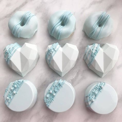 Blue And White Cake, Geo Hearts, Oreo Ideas, Gender Reveal Dessert, Cake Pucks, Blue Sweets, Chocolate Covered Desserts, Used Oil, Bridal Shower Desserts