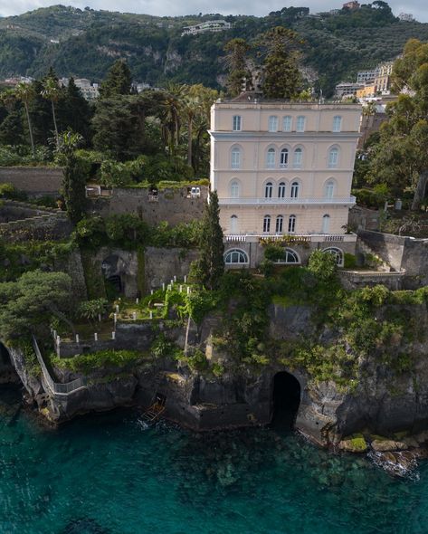 Attention photographers! 🔥We are excited to invite you to be a part of our group editorial! If you want to participate in #wed_vibes_shoot, leave your email in comments below 👇🏻 When: May 7, 2025 Where: @villa_astor, Sorrento, Italy Overlooking the Bay of Naples, this majestic property rises sheer above the sea on a cliff. With arguably one of the greatest views in the world and a splendor rarely seen, both inside and outside, Villa Astor has quite rightfully been labeled “Paradise”. Wi... Group Editorial, Villa Astor, Gianni Agnelli, Bay Of Naples, Sofia Loren, Sorrento Italy, Decor Studio, 1st Century, May 7th