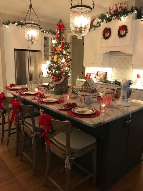 50 Creative Kitchen Decorating Ideas for Christmas New York Noel, Christmas Dreaming, Cozy Christmas Decor, Christmas Decor Inspiration, Christmas Kitchen Decor, Cosy Christmas, Christmas Room Decor, Christmas Feeling, Christmas Inspo