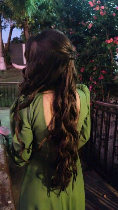 Long Type 4 Hair, Wavy Hair Aesthetic, Long Brown Wavy Hair, Long Wavy Brown Hair, Hair Inspiration Long, Girl Dpz, Really Long Hair, Types Of Hair, Make Hair