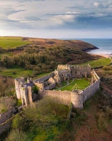 Welsh Castles, Norman Castle, Monumental Architecture, Castle Mansion, History Architecture, Castles In Scotland, Abandoned Castles, Medieval Houses, Castle Ruins