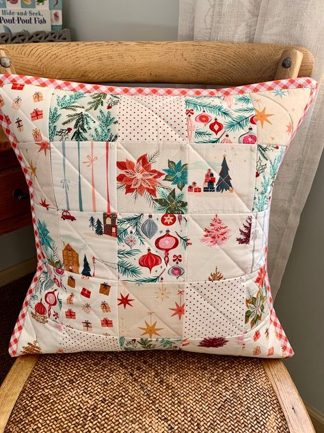 Quilted Pillows Diy, Christmas Pillows Diy, Quilt Pillow Case, Winter Throw Pillows, Christmas Fabric Crafts, Cushion Cover Pattern, Quilted Pillow Covers, Christmas Tree Quilt, Pillow Covers Pattern