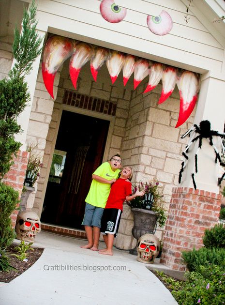 Over 17 Super Fun Halloween Themed Front Door and Porch Ideas - Fun DIY Decorations for Halloween - www.kidfriendlythingstodo.com Diy Halloween Door Decorations, Halloween Diy Door, Diy Halloween Dekoration, Strašidelný Halloween, Boo Bash, Halloween Front Door Decorations, Diy Haunted House Props, Halloween Diy Outdoor, Halloween Decorations For Kids