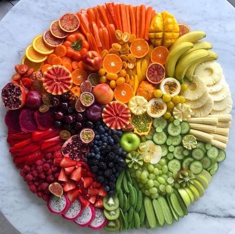 Grazing Tray, Rainbow Fruit, Charcuterie Inspiration, Charcuterie Platter, Party Food Platters, Rainbow Food, Charcuterie And Cheese Board, Charcuterie Recipes, Veggie Tray