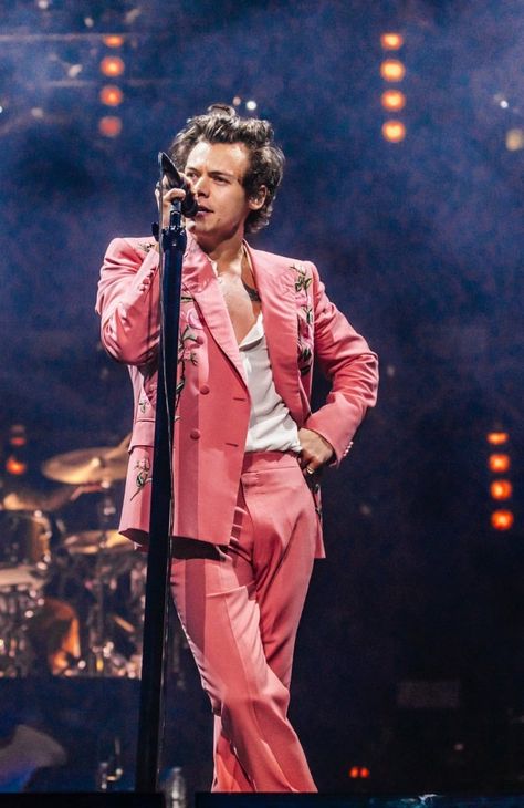 Harry Styles Pink, Harry Styles Aesthetic, Harry Styles Imagines, Harry Styles Cute, Haikou, Harry Styles Wallpaper, Harry Styles Pictures, Harry Styles Photos, Mr Style