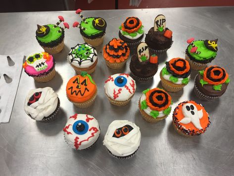 Zombie Cupcakes, Halloween Balloons Decorations, Halloween Cupcakes Decoration, Halloween Cake Decorating, Harris Teeter, Fancy Cupcakes, Halloween Balloons, Spooky Treats, Halloween Desserts