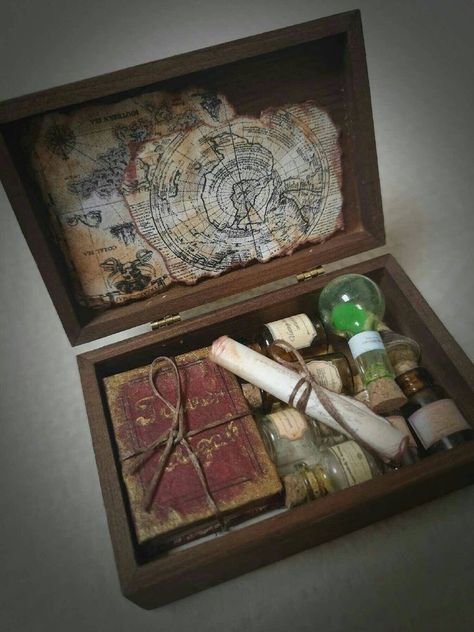 Anniversaire Harry Potter, Witchy Crafts, Fantasy Props, Magic Box, Witch Aesthetic, Miniature Crafts, Mini Things, Spell Book, Book Of Shadows