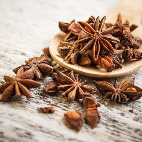 Small bowl of star anise on table Anise Star, Cinnamon Basil, Thai Spices, List Of Spices, Anise Seed, Couple Cooking, Delicious Drink Recipes, Caraway Seeds, Star Anise