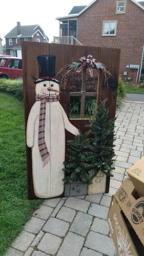 Snowmen Pallet Ideas, Christmas Pallet Ideas Outdoor, Xmas Trees 2022, Pallet Christmas Projects, Angel Crafts Christmas, Christmas Pallet Ideas, Outdoor Christmas Diy, Christmas Booth, Christmas Angel Crafts