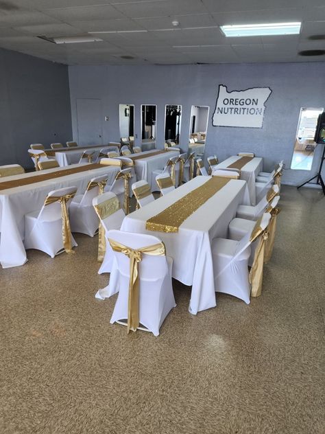 White And Gold Party Decorations Table, Gold And White Party Tables, Gold And White Wedding Decorations Reception Ideas, Gold Table Cloth Decorations, White And Gold Banquet Decor, Dinner Table Decor Birthday, Elegant Gold Fabric For Party, Table Set Up For Party Layout, Gold And White Table Decor