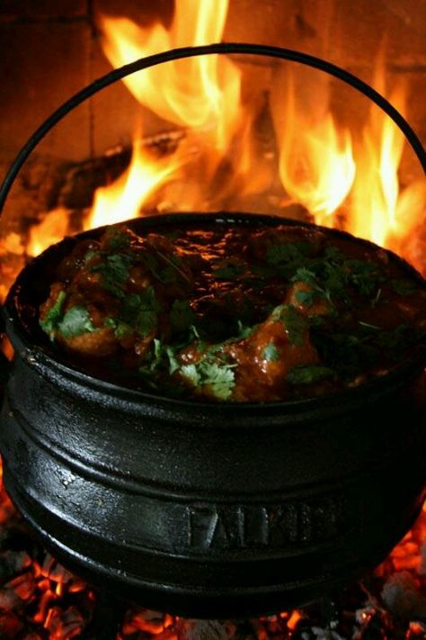 Lam kerrie pot Oxtail Potjie, South Africa Food, South African Dishes, Oxtail Recipes, Africa Food, African Cooking, Dutch Oven Recipes, Africa Do Sul, South African Recipes