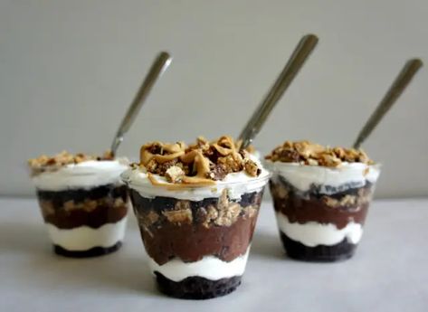 Recipe for Individual Peanut Butter Brownie Trifle Cups Brownie Trifle Cups, Desserts In Cups, Peanut Butter Brownie Trifle, Trifle Cups, Mini Trifle, Brownie Trifle, Peanut Butter Brownie, Mini Dessert Recipes, Mason Jar Desserts