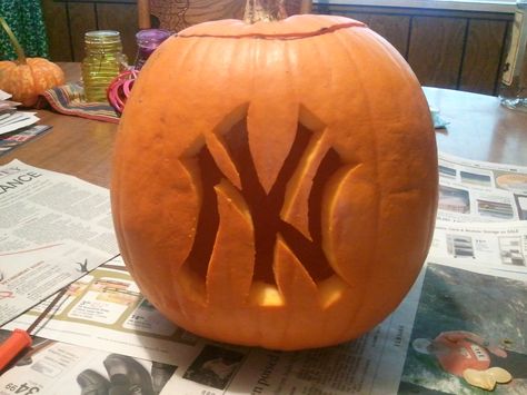 NY Yankee pumpkin carving love it wish we would of done pumpkins this year Craft Pumpkin Carving, Pumpkin Carver, Pumpkin Carving Contest, Amazing Pumpkin Carving, Pumpkin Display, Pumpkin Carving Ideas, Creative Pumpkins, Pumpkin Caramel, Best Pumpkin