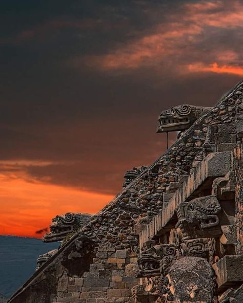 Graham Hancock, Ancient Mexico, Ancient Astronaut, Mayan Art, Between Two Worlds, Ancient Mythology, Aztec Art, Building Art, Mexican Culture