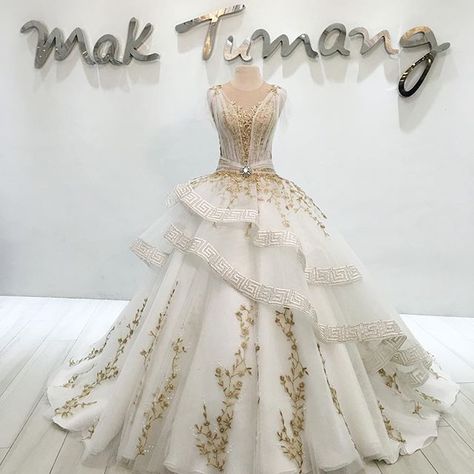 Ysa #maktumang #debut #details #dress #gown #hautecouture #fashion Mak Tumang, Fantasy Attire, Debut Gowns, Debut Dresses, Princess Wedding Gown, Gold Wedding Dress, Gaun Fashion, Fantasy Gowns, Fantasy Dress