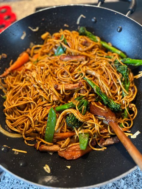 Veg chowmein #vegchowmein #chowmein #fromratnaskitchen Veg Chowmein, Chilli Garlic Noodles, Dry Noodles, Food Pic, Garlic Noodles, Chow Mein, Wallpaper Design, Junk Food, Comfort Food