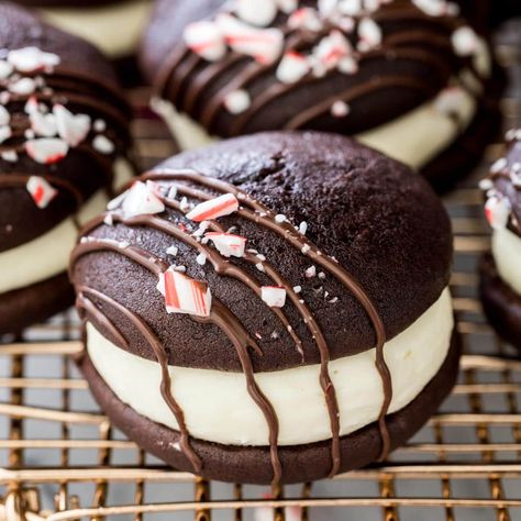 Peppermint Bark Whoopie Pies Best White Cake Recipe, Sugar Spun Run, Whoopie Pie Recipe, Cream Cheese Mints, Chocolate Whoopie Pies, Flourless Peanut Butter Cookies, Best Chocolate Desserts, Toffee Recipe, Whoopie Pie