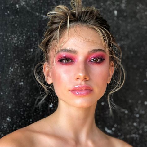 Red Festival Makeup, Wet Eyeshadow Look, Makeup Looks Blue, Wet Eyeshadow, Blue Eyeshadow For Brown Eyes, Pink Makeup Look, Festival Eye Makeup, Pink Glitter Makeup, Glossy Eyeshadow