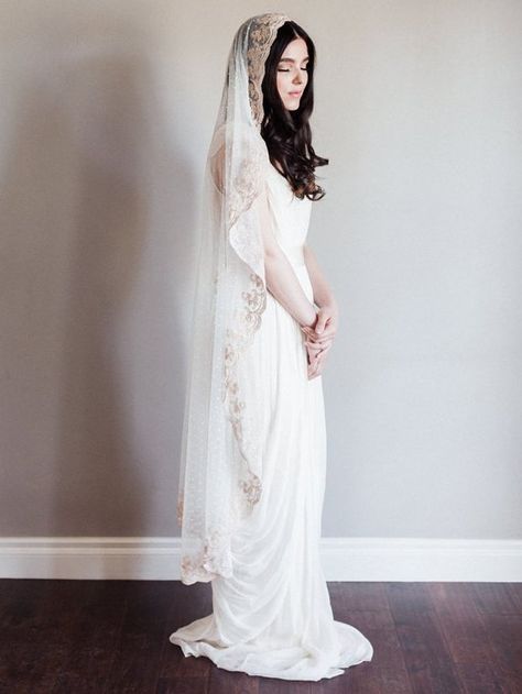 The Most Romantic, Prettiest, Stylish & Unique Bridal Veils You Ever Did See! Veil Mantilla, Fingertip Wedding Veils, Courthouse Wedding Dress, Mantilla Veil, Veil Styles, Wedding Veils Lace, Lace Veil, Veil Hairstyles, Lace Veils