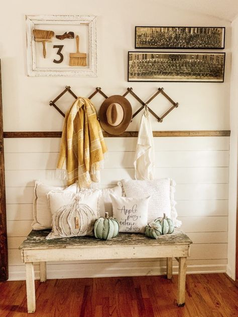 Fall Cottage, Den Ideas, Fall Entryway, Farmhouse Fall Decor, Cozy Farmhouse, Farmhouse Furniture, Cabin Life, Cozy Decor, Farmhouse Fall