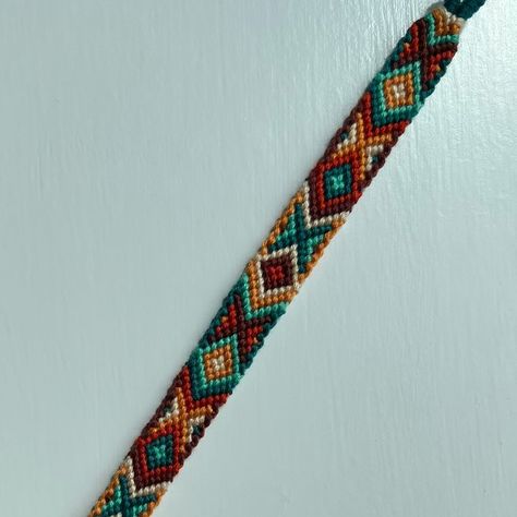 Normal pattern #144184 variation #275712 | BraceletBook Braceletbook Patterns, Bracelet Color Ideas, Aztec Bracelet, Paracord Macrame, String Bracelet Patterns, Thread Bracelet, Bracelet Inspo, Necklaces Handmade, Thread Bracelets