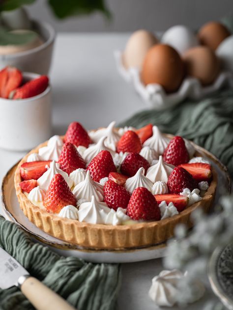 FRESH STRAWBERRY TART - Charlotte&Chocolate Chocolate Cream Tart, Spring Bbq, Cream Tart, Traditional Easter, Caramel Tart, Strawberry Tart, Tart Dessert, Vanilla Whipped Cream, Spring 23