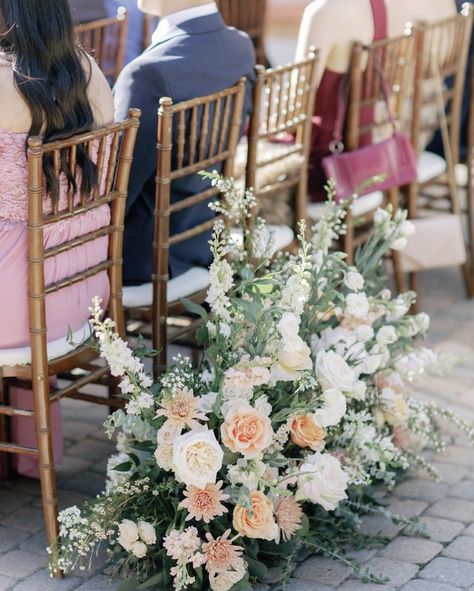 Wedding Ceremony Arrangements, Wedding Altar Flowers Arrangements, Ground Floral Arrangements Wedding, Altar Wedding Flowers, Wedding Ceremony Flowers Altar, Wedding Meadow, Brazil Wedding, Altar Flowers Wedding, Peach Weddings