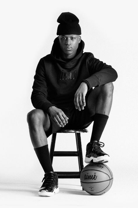 Photo Basket, Basketball Pictures Poses, Video Sport, Sport Photoshoot, Sport Portraits, Basketball Photos, Foto Portrait, Male Models Poses, Aime Leon Dore