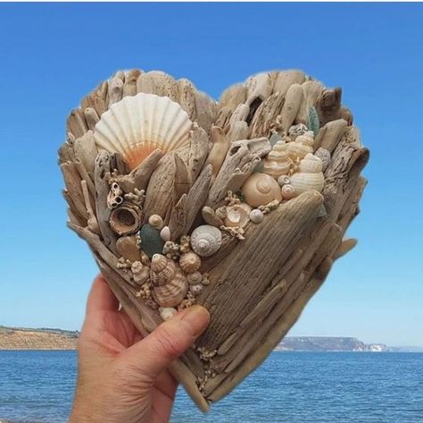 Seashell Valentine Craft, Beach Agate Crafts, Shells And Sea Glass Crafts, Driftwood And Shells Crafts, What To Do With Shells From The Beach, What To Do With Sea Shells, Beach Shell Crafts, Shell Art Projects, Crafts With Shells