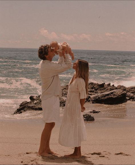 Coastal Mother Aesthetic, Family Beach Pictures Aesthetic, Family Esthetics, Editorial Family Beach Photoshoot, Beach Family Photos Film, Family At Beach Aesthetic, Coastal Family Aesthetic, Moody Beach Family Photos, Family Beach Trip Aesthetic