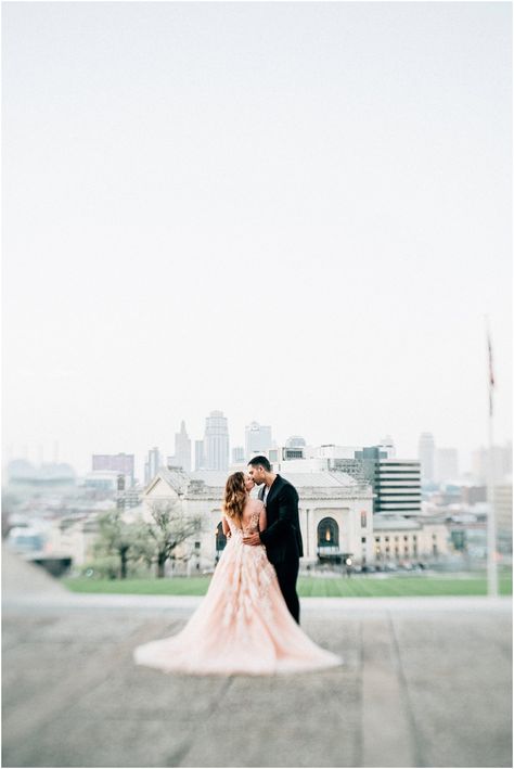 Liberty Memorial Kansas City, Kc Union Station Engagement Photos, Kc Engagement Photos, Kansas City Engagement Photos Ideas, Kansas City Engagement Photos, Quince Photos, Downtown Photoshoot, Wedding Photos Ideas, Engagement Shoot Ideas