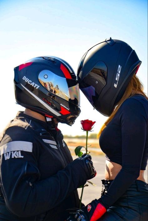 Motorcycle Engagement Photos, Motorcycle Photo Shoot, Dream Motorcycle, Couple Picture Ideas, Motorbike Photos, Engagement Wishes, Motos Yamaha, Heaven Art, Pretty Bike